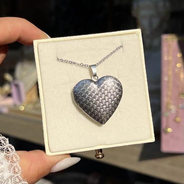 Desenli Kapaklı Çift Fotoğraflı Kolye (2,1 cm)