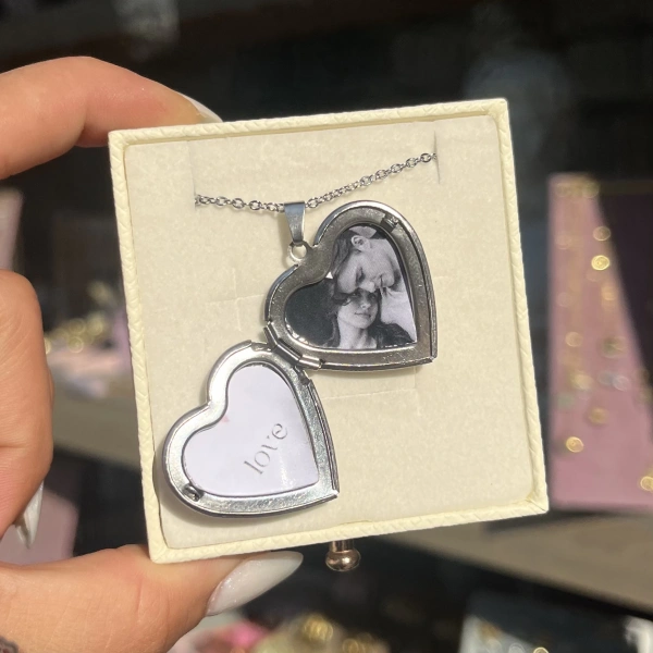 Desenli Kapaklı Çift Fotoğraflı Kolye (2,1 cm)