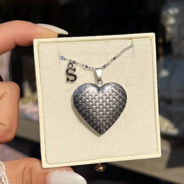 Harfli Desenli Kapaklı Çift Fotoğraflı Kolye (2,1 cm)