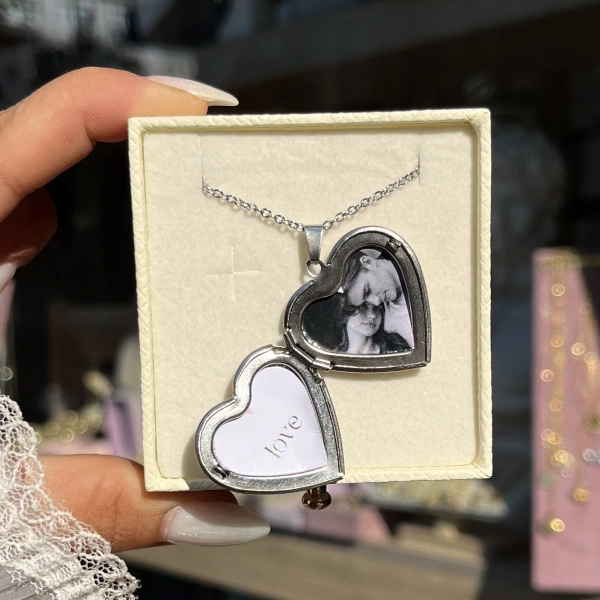 Harfli Desenli Kapaklı Çift Fotoğraflı Kolye (2,1 cm)