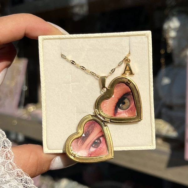 Harfli Desenli Kapaklı Çift Fotoğraflı Kolye (2,1 cm)