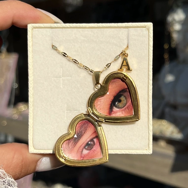 Harfli Desenli Kapaklı Çift Fotoğraflı Kolye (2,1 cm)