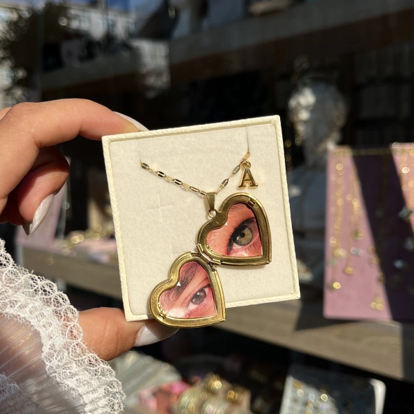 Harfli Desenli Kapaklı Çift Fotoğraflı Kolye (2,1 cm)