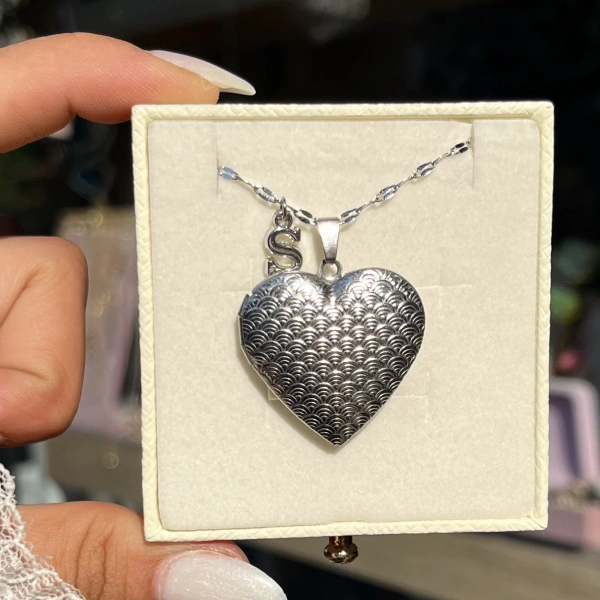 Harfli Desenli Kapaklı Çift Fotoğraflı Kolye (2,1 cm)