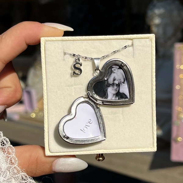 Harfli Desenli Kapaklı Çift Fotoğraflı Kolye (2,1 cm)