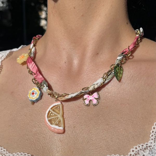 Pembe Fularlı Portakal Kolye