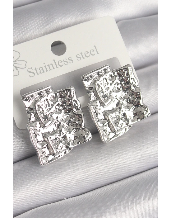 MuI MuI Pirinç Gümüş Renk İşlemeli Kare Plaka Model Kadın Küpe