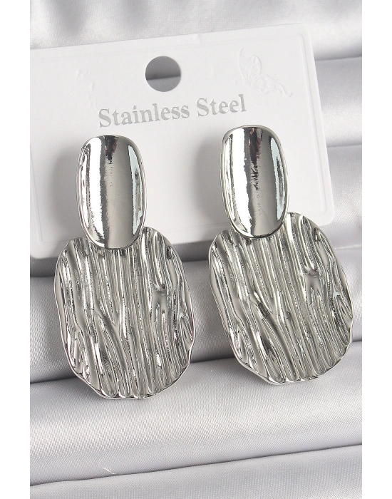 MuI MuI Pirinç Gümüş Renk İşlemeli Kare Plaka Model Kadın Küpe