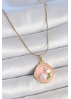 MuI MuI 316L Çelik Gold Renk Zincir Pembe Mineli İncili Çiçek İşlemeli Portre Model Kadın Kolye