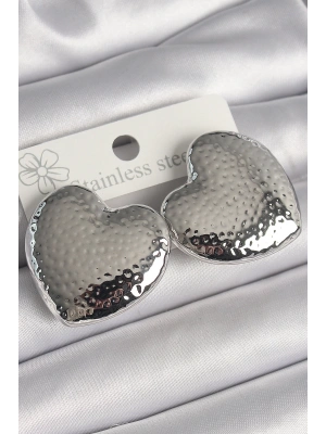 MuI MuI Pirinç Gümüş Renk İşleme Detaylı Kalp Model Kadın Küpe