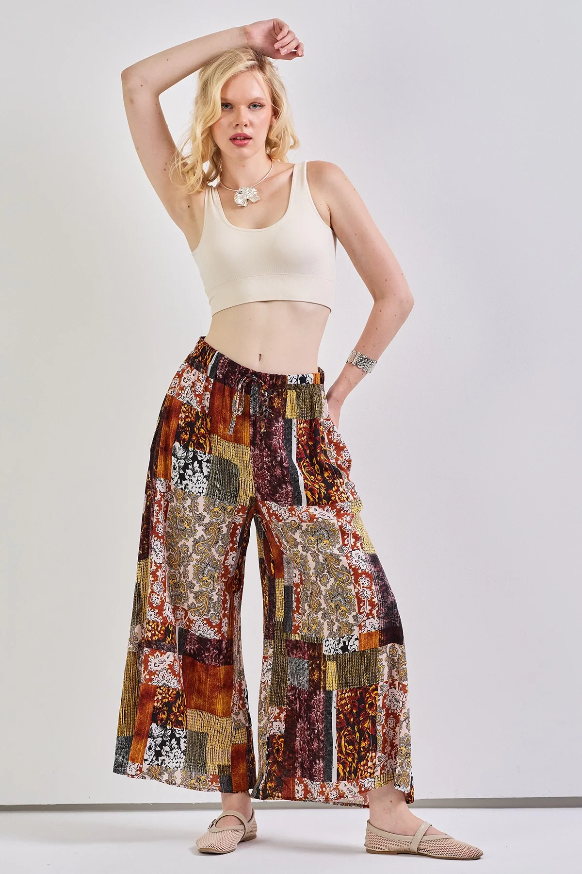 Geniş Paça Bel Lastikli Baskı Detaylı Viskon Pantolon Çok Renkli