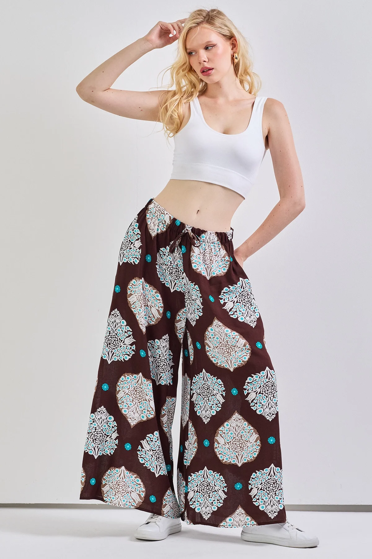 Geniş Paça Bel Lastikli Baskı Detaylı Viskon Pantolon Kahve