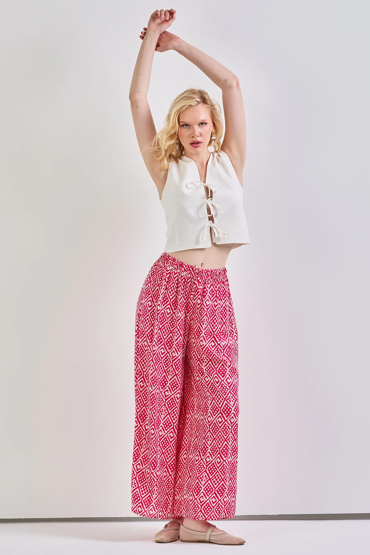 Geniş Paça Bel Lastikli Baskı Detaylı Viskon Pantolon Kırmızı Etnik Desenli