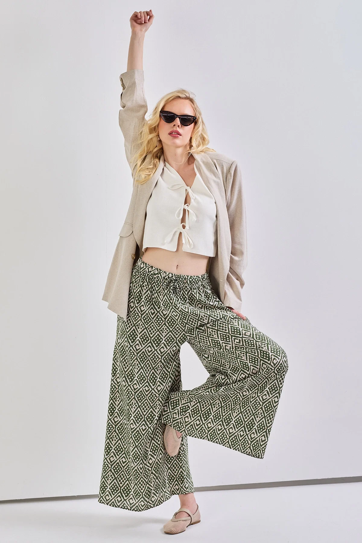 Geniş Paça Bel Lastikli Baskı Detaylı Viskon Pantolon Yeşil Etnik Desenli