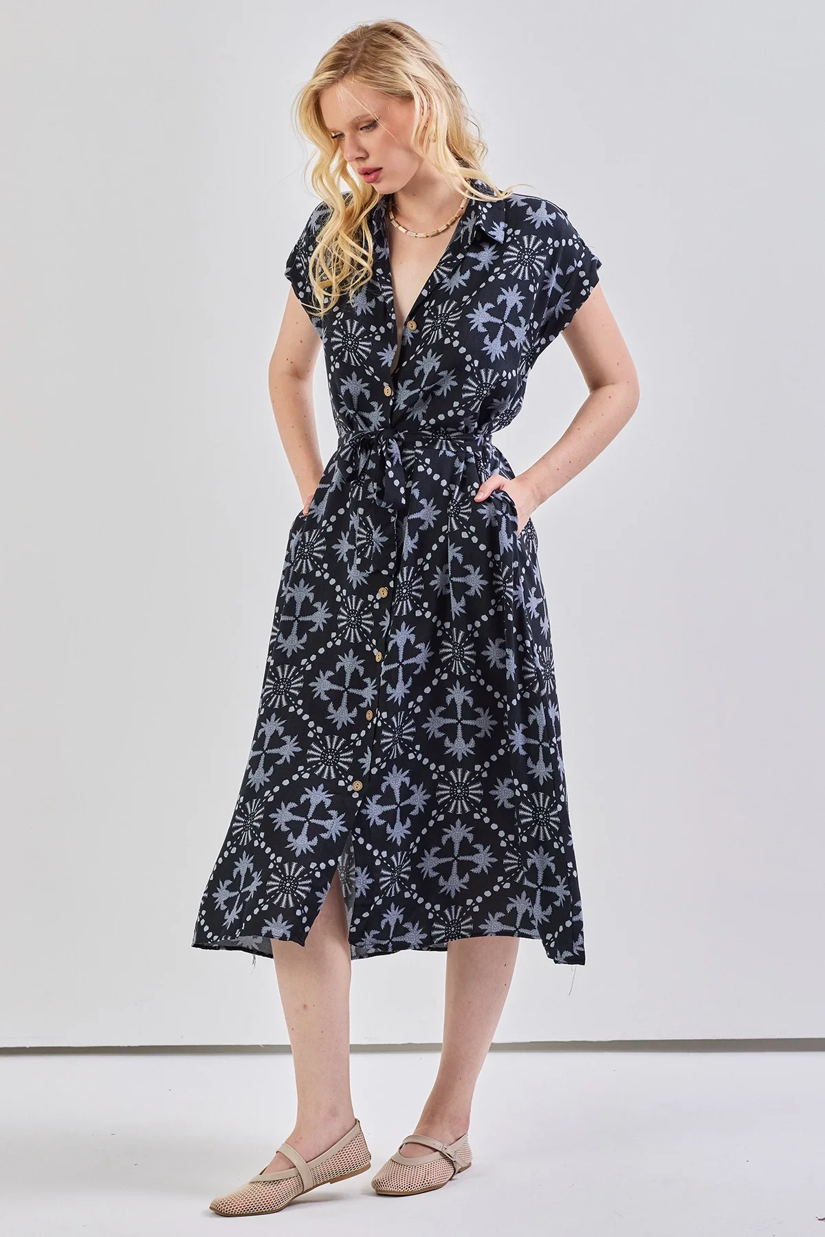 Kadın Desenli Kuşak Detaylı Gömlek Elbise Siyah