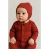Fitilli Kumaş Şapkalı Kırmızı Tulum (Unisex) – Hem Şık Hem Rahat Bebek Tulum Seti
