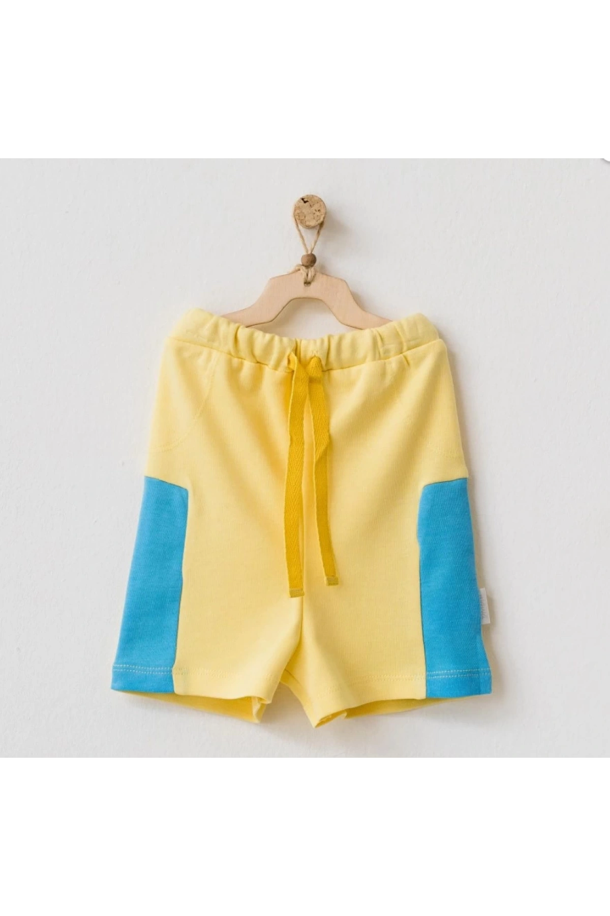 Sarı Üzerine Mavi Desenli Erkek Bebek Şort  Eğlenceli ve Rahat Bebek Şortu