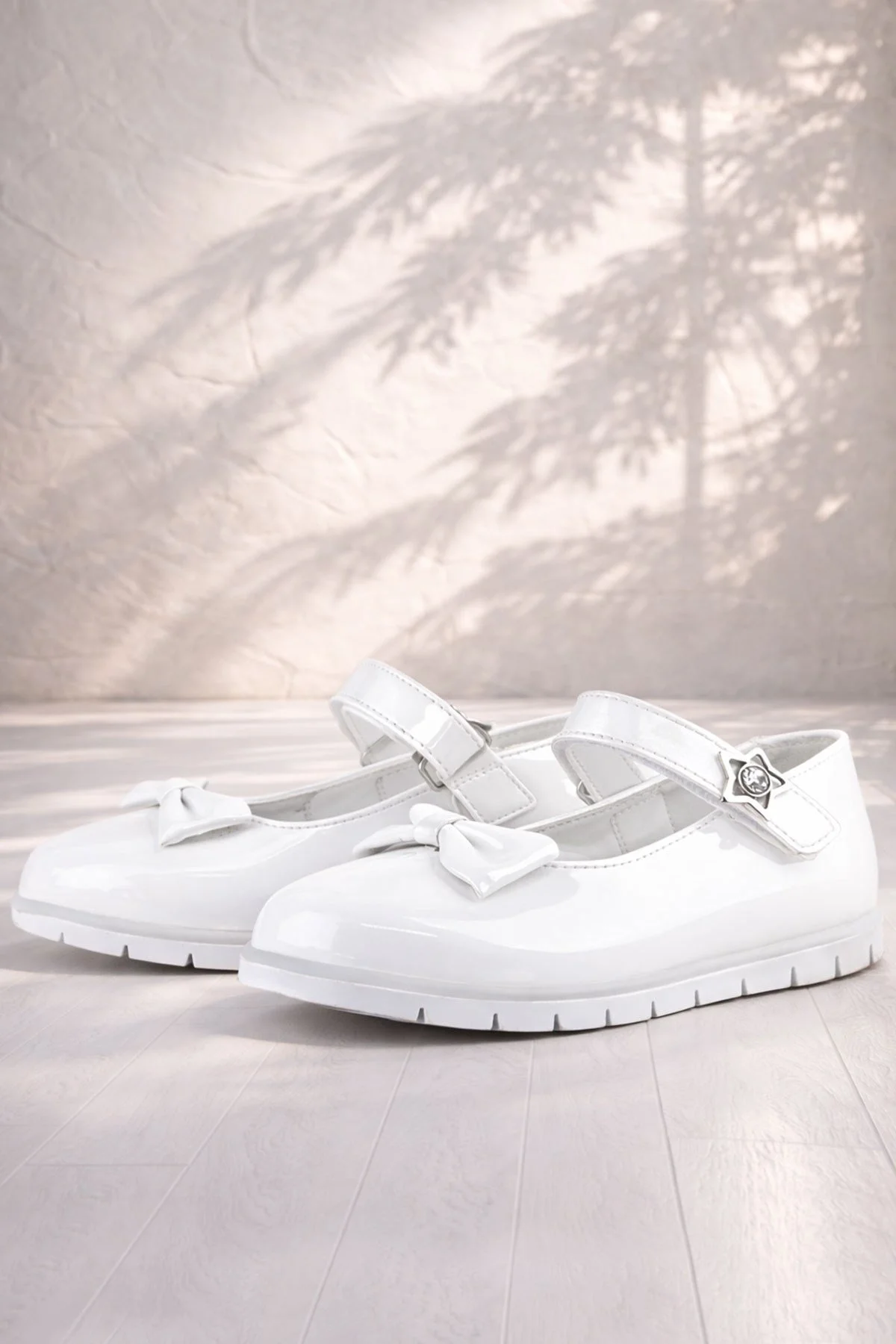 Rakerplus Beyaz Rugan Fiyonklu Yıldız Detaylı Cırtlı Kız Çocuk Babet