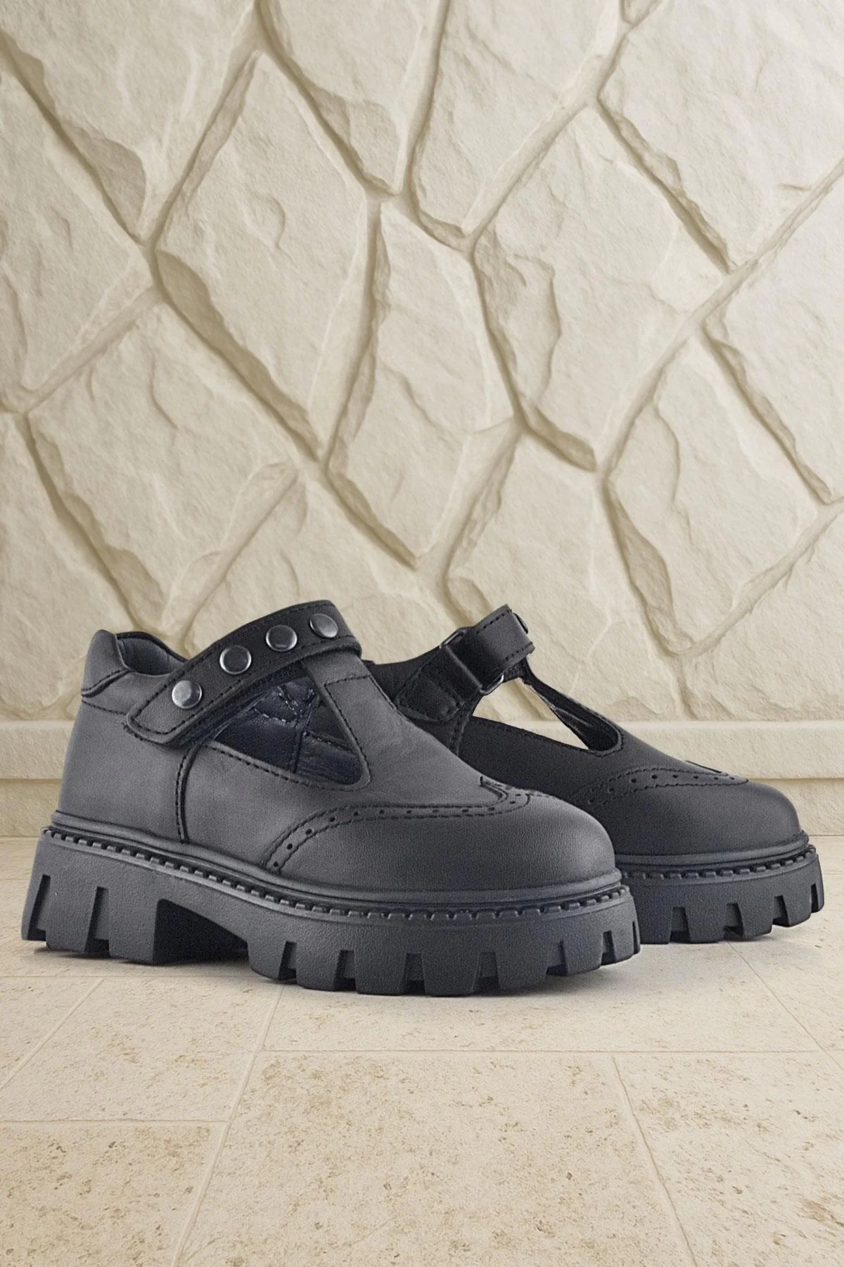 Rakerplus Hakiki Deri Siyah Cırtlı Metal Detaylı Kız Çocuk Günlük Ayakkabı