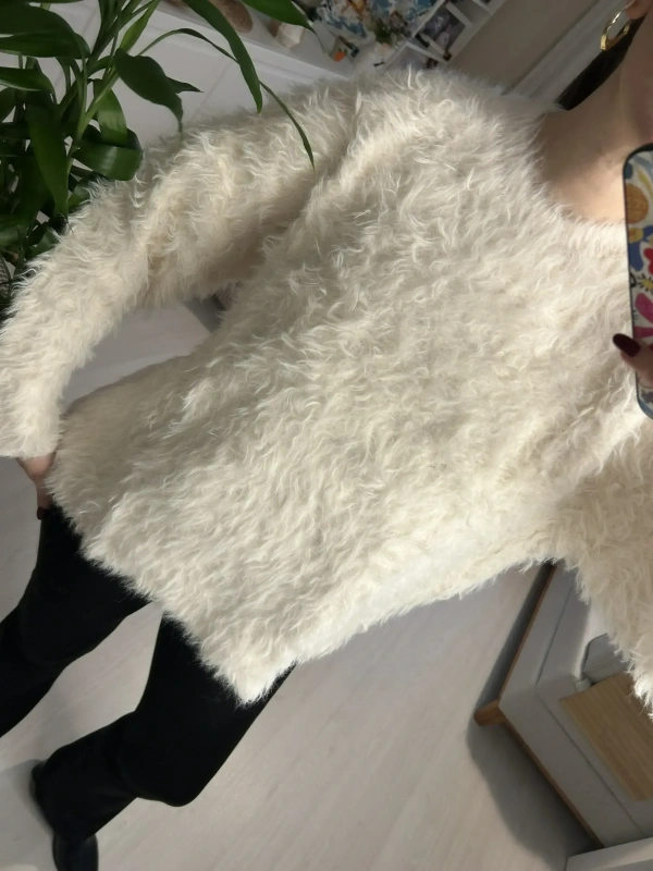 Krem Sakallı Tüylü Yumuşak Triko Kazak