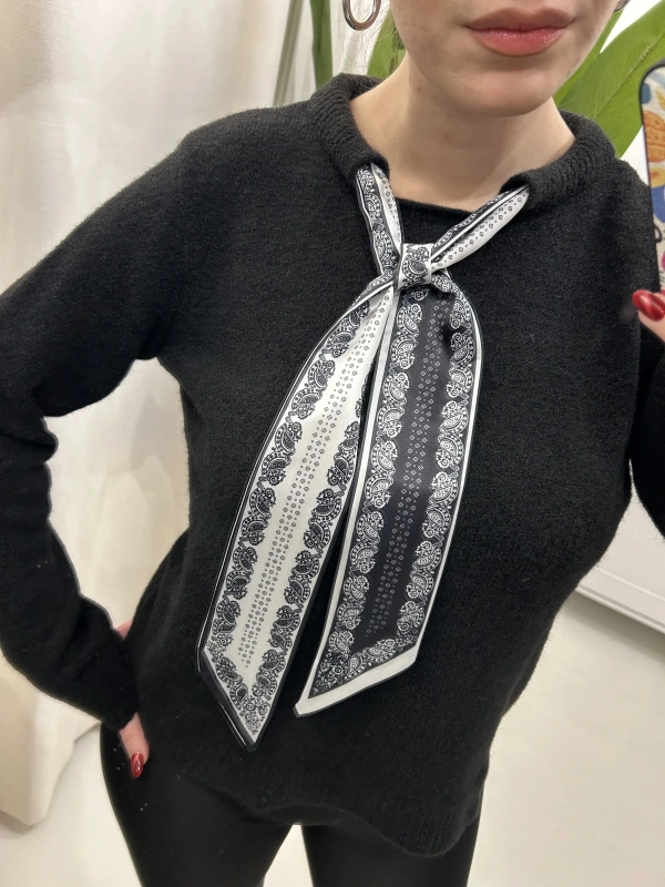 Siyah Fiyonklu Yaka Detaylı Uzun Kol Triko Kazak