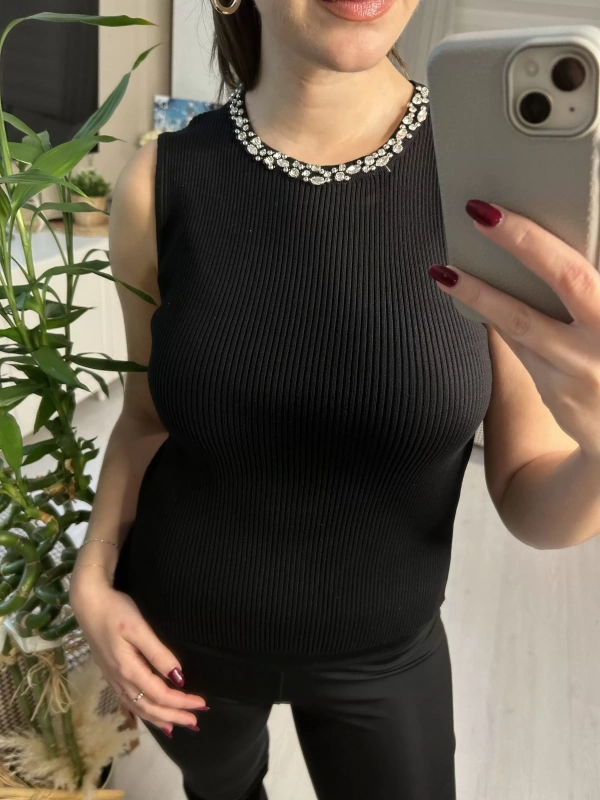 Taş Detaylı Ribanalı Siyah Bluz