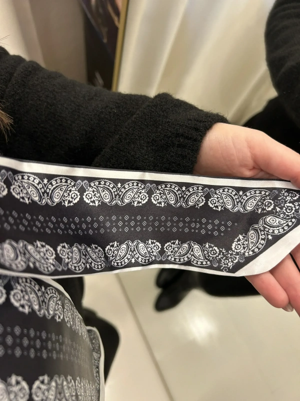 Siyah Fiyonklu Yaka Detaylı Uzun Kol Triko Kazak