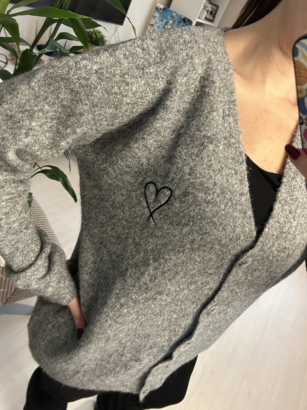 Gri Kalp Nakışlı Düğmeli Salaş Triko Hırka