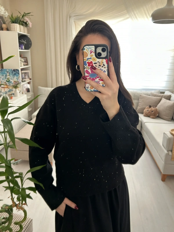 Siyah Taş Detaylı Işıltılı V Yaka Triko Kazak