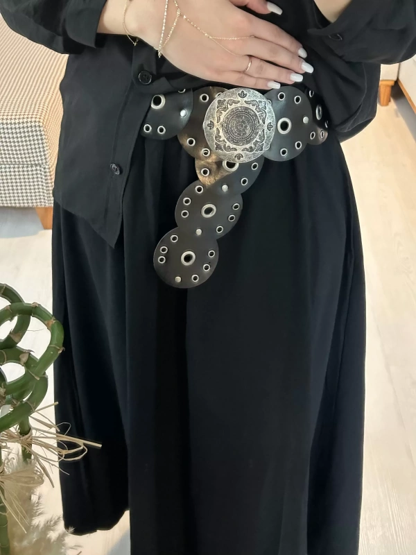Geniş Tokalı Delikli Siyah Kemer