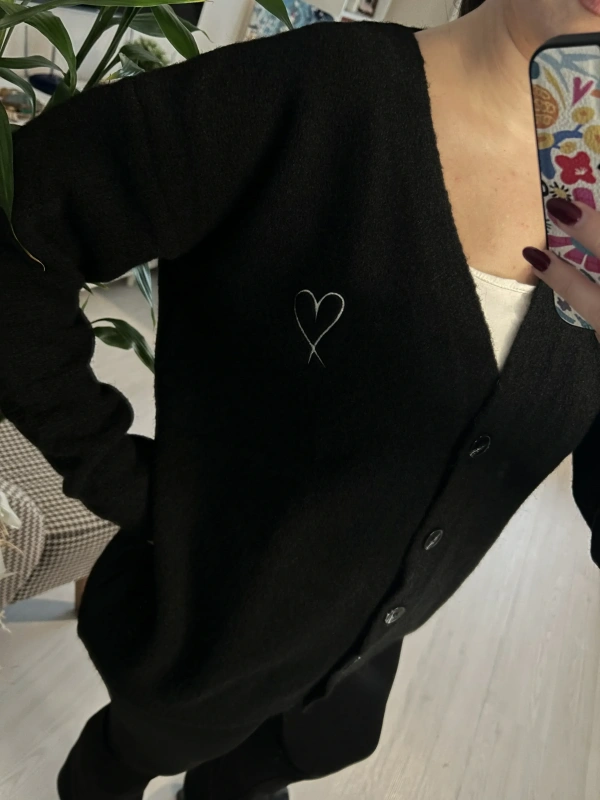 Siyah Kalp Nakışlı Düğmeli Salaş Triko Hırka