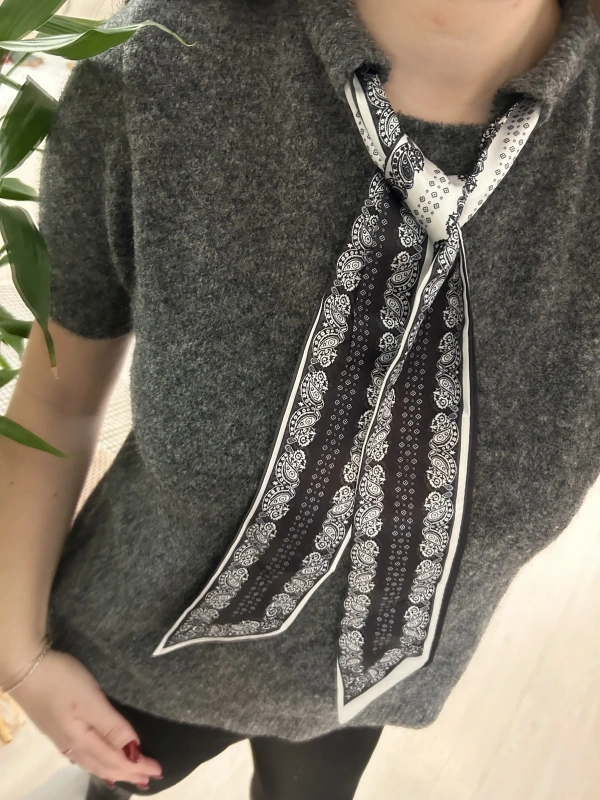 Gri Fiyonklu Yaka Detaylı Kısa Kol Triko Kazak