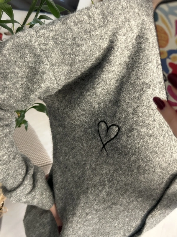 Gri Kalp Nakışlı Düğmeli Salaş Triko Hırka