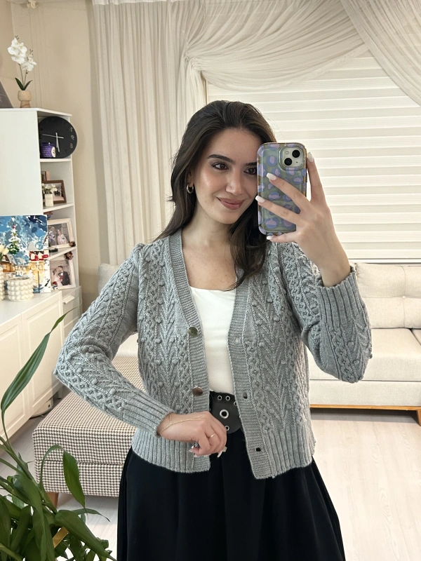 Gri Düğmeli Örgü Kadın Hırka