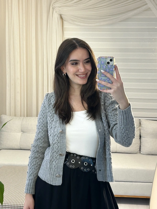 Gri Düğmeli Örgü Kadın Hırka