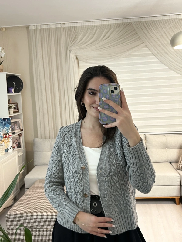 Gri Düğmeli Örgü Kadın Hırka