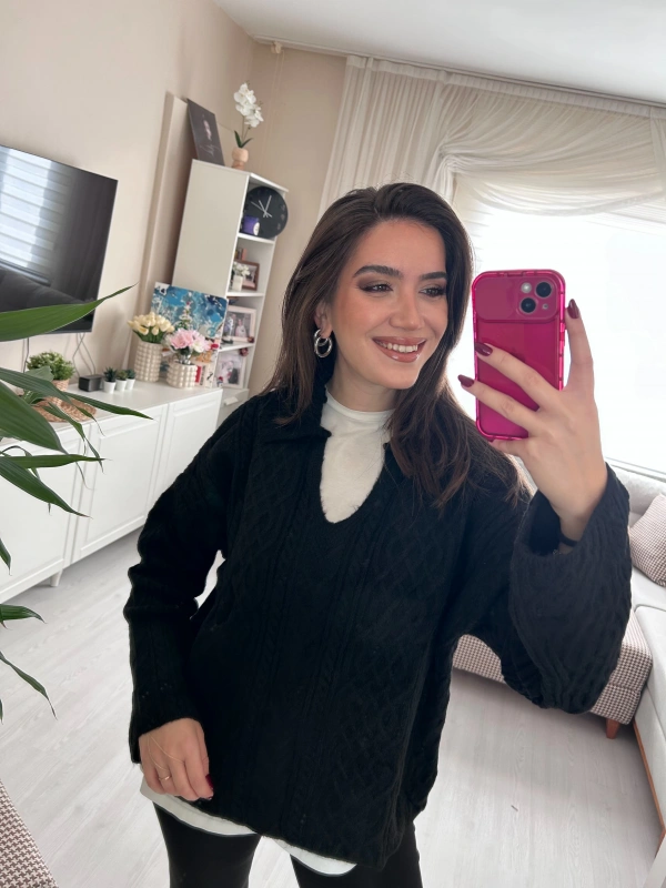 Siyah V Yaka Örgü Desenli Triko Kazak