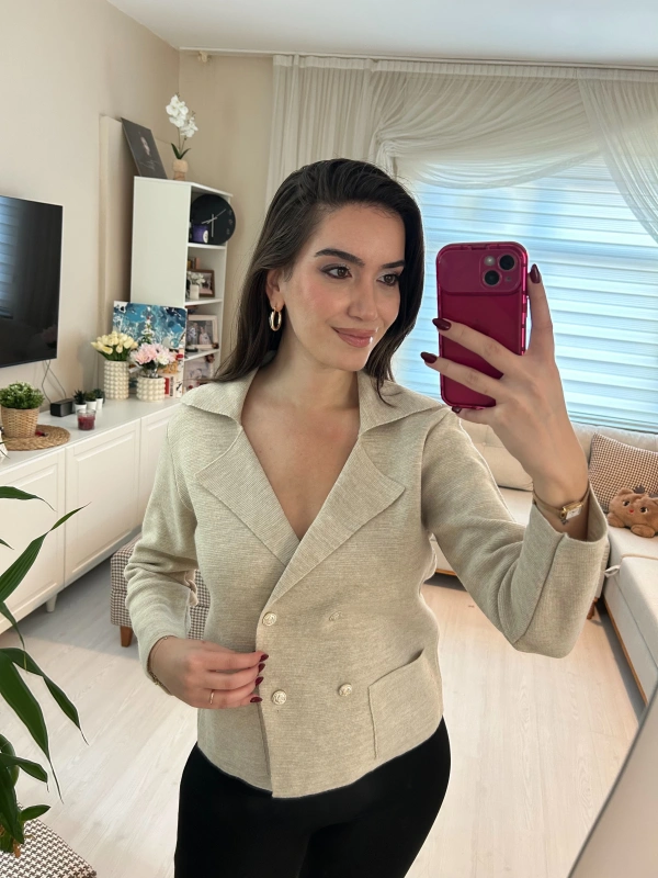 Krem Düğmeli Ceket Görünümlü Triko Hırka