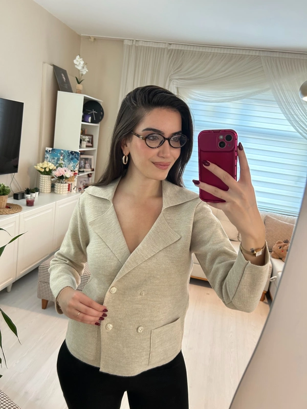 Krem Düğmeli Ceket Görünümlü Triko Hırka
