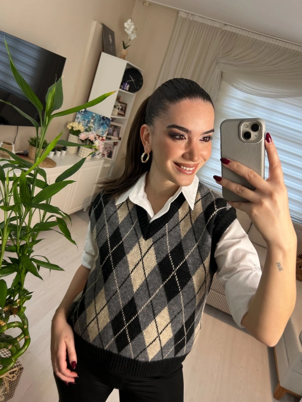 Ekose Desenli Siyah Gri V Yaka Triko Süveter