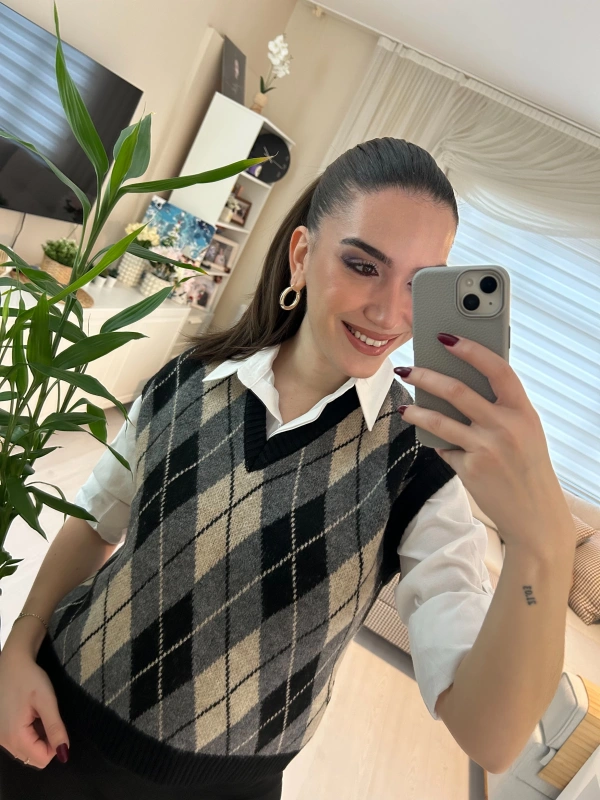 Ekose Desenli Siyah Gri V Yaka Triko Süveter