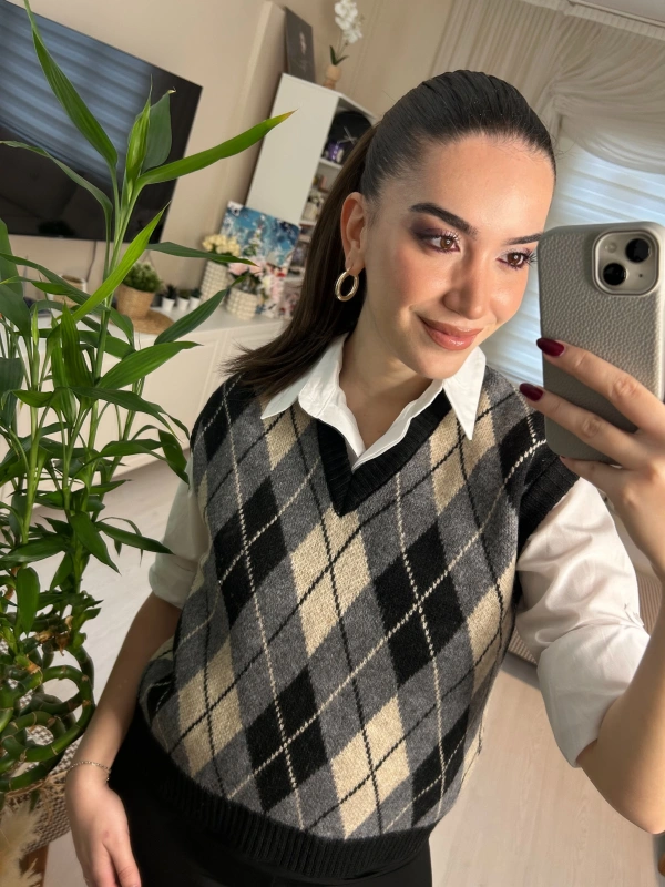 Ekose Desenli Siyah Gri V Yaka Triko Süveter