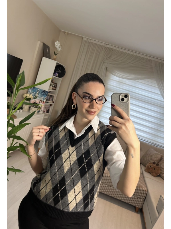 Ekose Desenli Siyah Gri V Yaka Triko Süveter