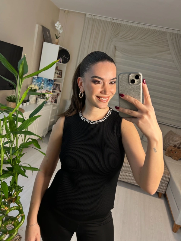 Taş Detaylı Ribanalı Siyah Bluz