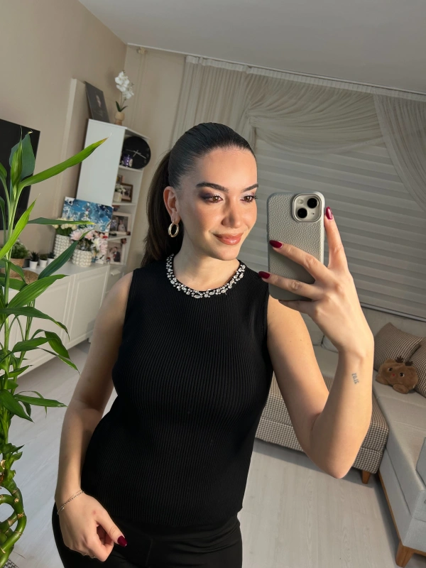 Taş Detaylı Ribanalı Siyah Bluz