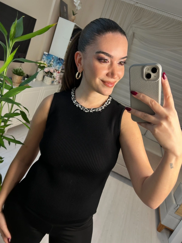 Taş Detaylı Ribanalı Siyah Bluz