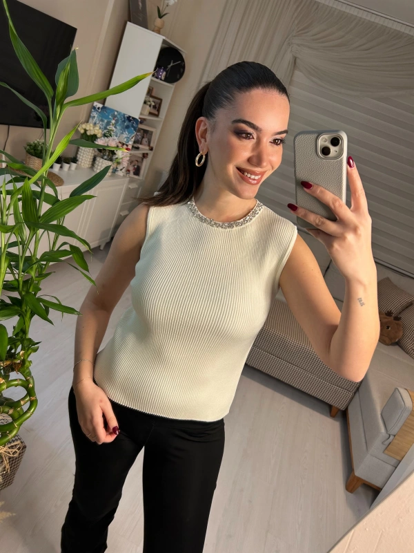 Taş Detaylı Ribanalı Krem Bluz