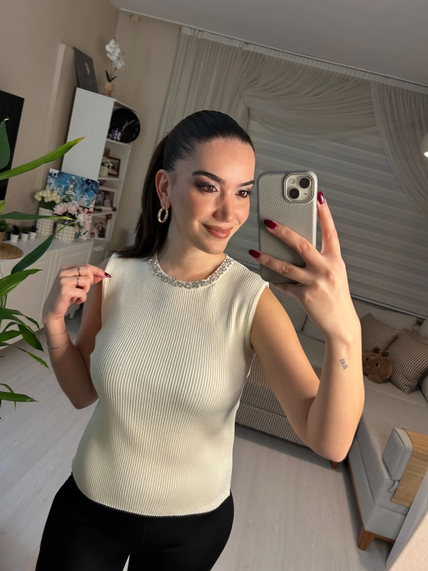 Taş Detaylı Ribanalı Krem Bluz