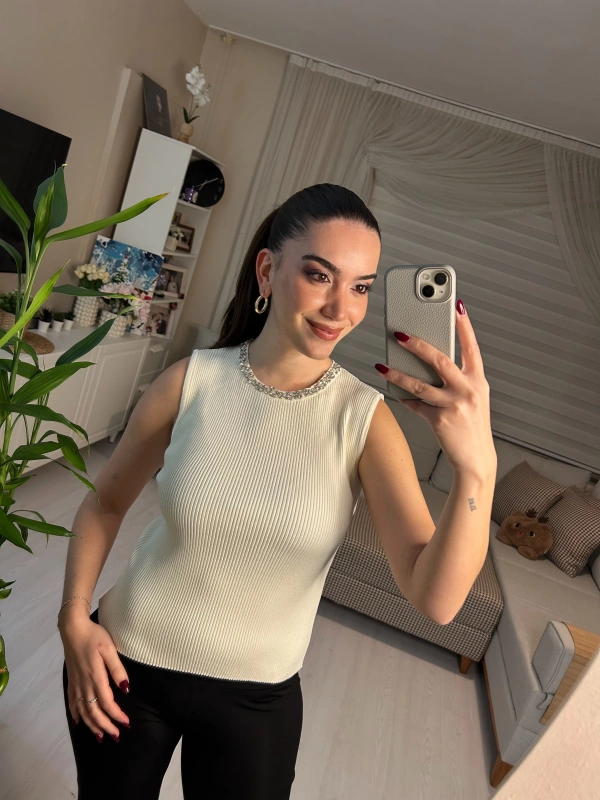 Taş Detaylı Ribanalı Krem Bluz