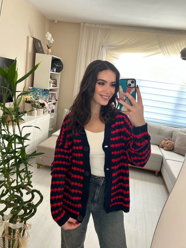 Kırmızı Desenli Lacivert Düğmeli Triko Hırka